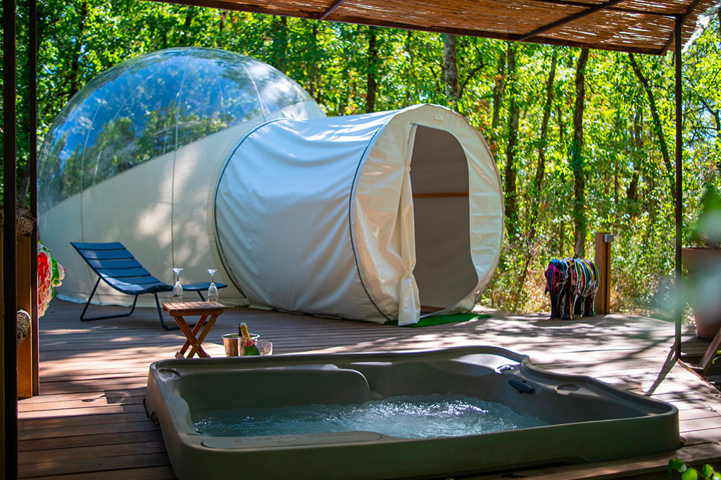 tente bulle avec bain à remou