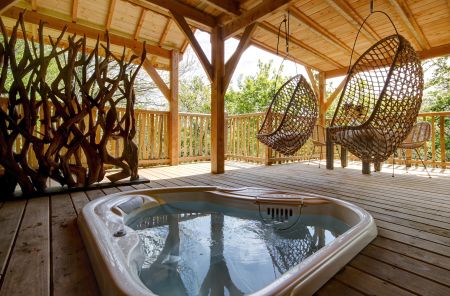 Cabane dans les arbres avec spa